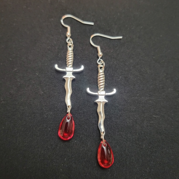 Blood drop dagger earrings - Picture 4 of 4